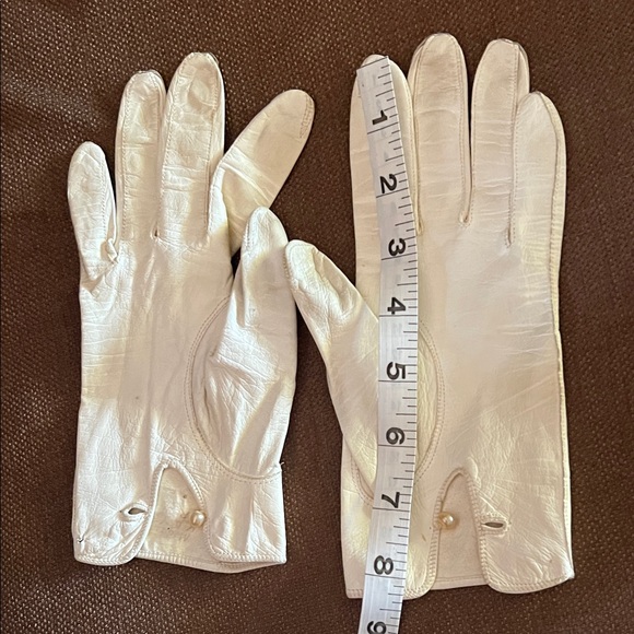Vintage Sophisticated White Leather Gloves - Picture 5 of 14